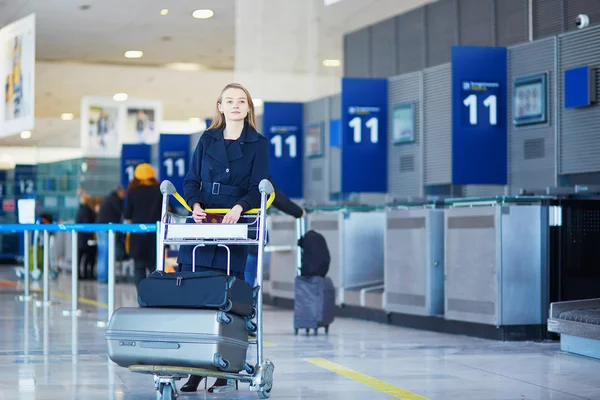 Młoda kobieta podróżnik w międzynarodowy port lotniczy — Zdjęcie stockowe