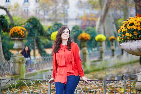 Mooi jong meisje in de Luxemburgse tuin van Parijs — Stockfoto