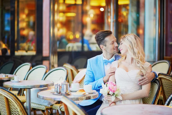 Just married couple in traditional Parisian cafe — Stock Photo, Image