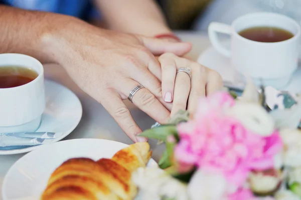 Τα χέρια ακριβώς παντρεμένο ζευγάρι εκμετάλλευσης σε παρισινό café — Φωτογραφία Αρχείου