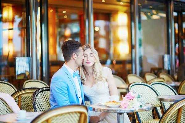 Just married couple in traditional Parisian cafe — Stock Photo, Image