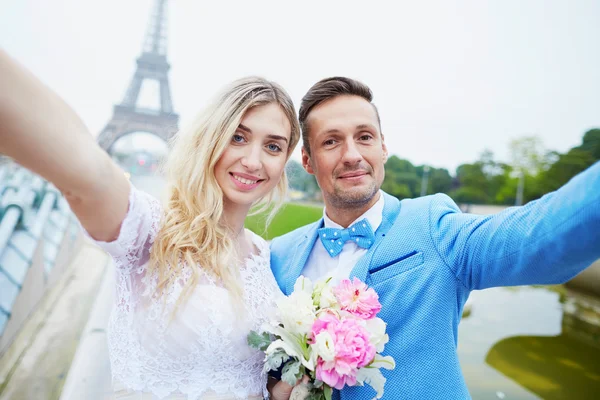 Net getrouwd koppel in de buurt van de Eiffeltoren in Parijs — Stockfoto