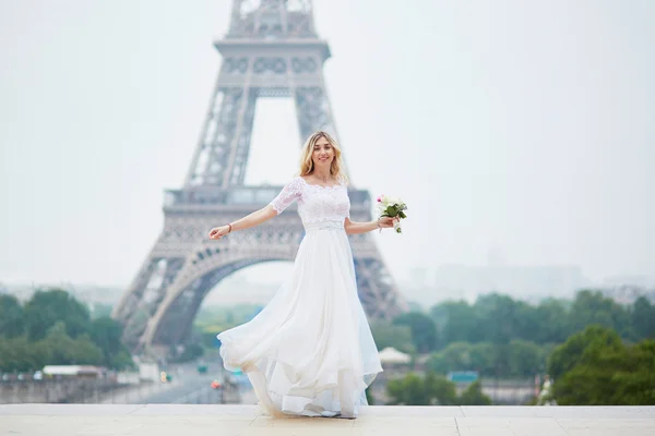 Eiffel tower yakınındaki beyaz elbiseli güzel gelin — Stok fotoğraf