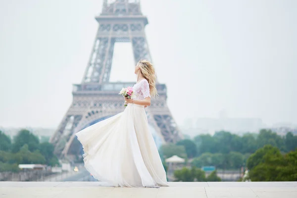 Beautiful bride in white dress near the Eiffel tower — Stock Photo, Image