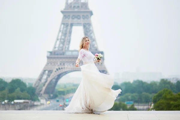 Hermosa novia en vestido blanco cerca de la torre Eiffel — Foto de Stock
