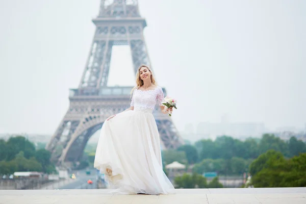 Beautiful bride in white dress near the Eiffel tower — Stock Photo, Image