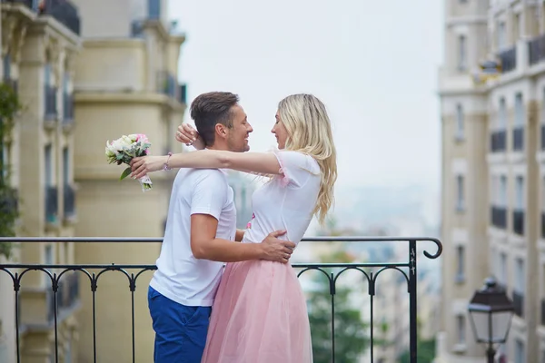 Ζευγάρι στον Montmartre στο Παρίσι, Γαλλία — Φωτογραφία Αρχείου