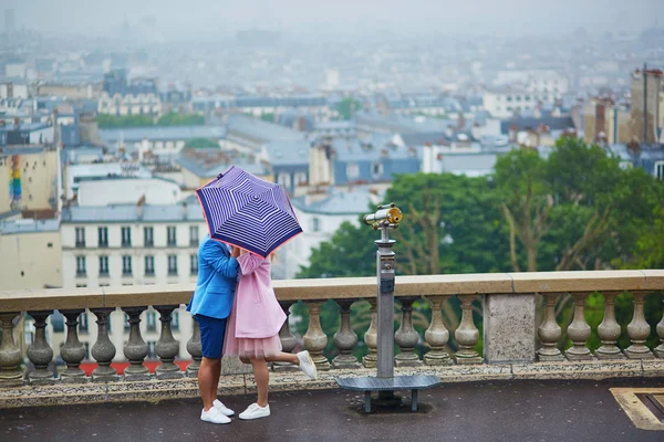 Ζευγάρι στον Montmartre στο Παρίσι, Γαλλία — Φωτογραφία Αρχείου