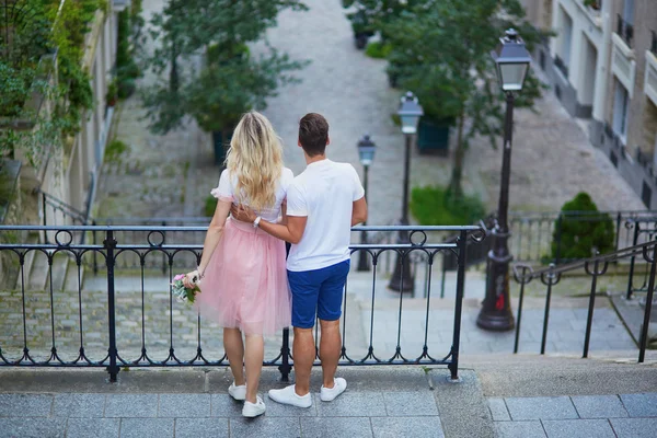 Pareja en Montmartre en Paris, Francia — Foto de Stock