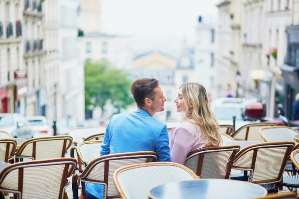 Coppia in caffè all'aperto su Montmartre, Parigi, Francia — Foto Stock