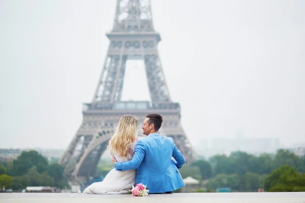 Bara gifta par nära Eiffeltornet i paris — Stockfoto