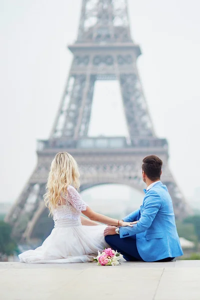 Casado casal perto da Torre Eiffel em Paris — Fotografia de Stock