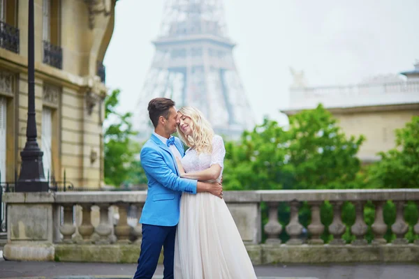 巴黎的艾菲尔铁塔附近的只是已婚的夫妇 — 图库照片