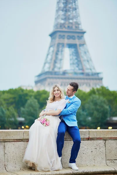 Coppia appena sposata vicino alla Torre Eiffel a Parigi — Foto Stock