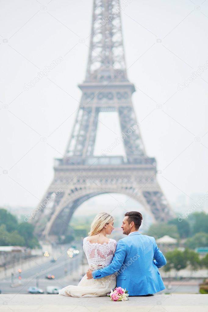 Pareja recién casada cerca de la Torre Eiffel en París — Foto de