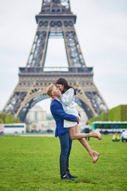 Romantik Çift Paris'te Eyfel Kulesinin yakınında