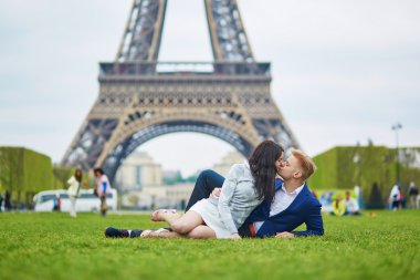 Romantik Çift Paris'te Eyfel Kulesinin yakınında