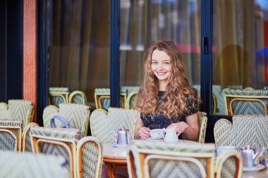 Kafede güzel Paris kadın