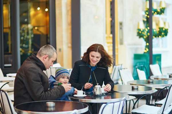 Glückliche dreiköpfige Familie im Café im Freien — Stockfoto