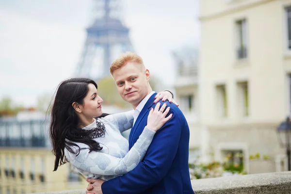 Романтическая пара в Париже возле Эйфелевой башни — стоковое фото