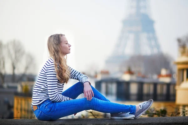 Flicka utomhus nära Eiffeltornet i Paris — Stockfoto