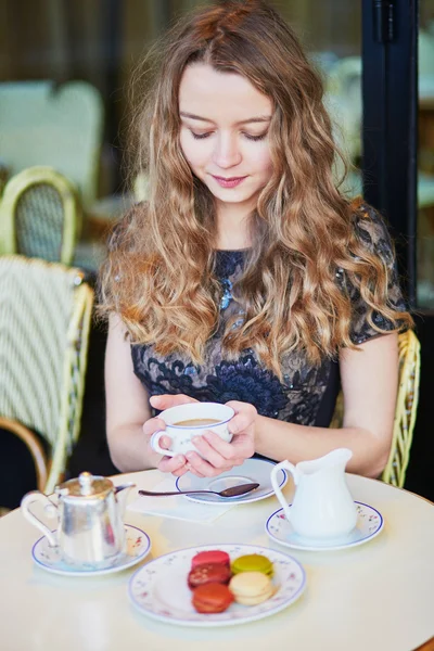 Mooie Parijse vrouw in café — Stockfoto