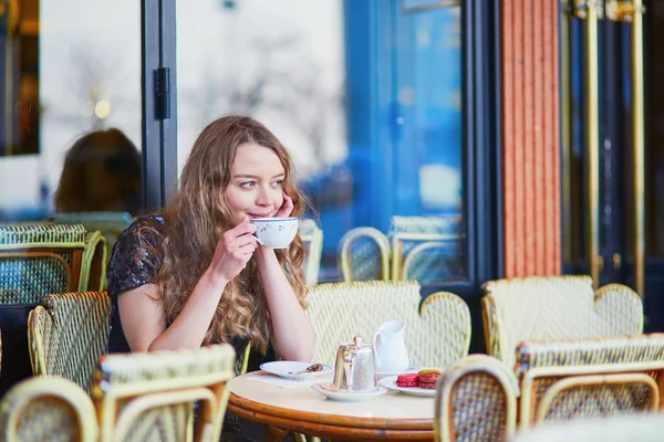 Mooie Parijse vrouw in café — Stockfoto