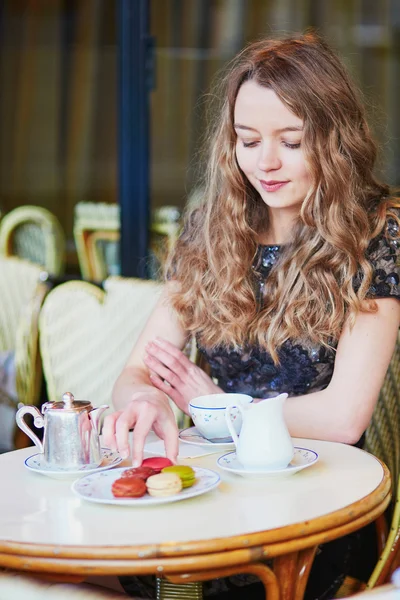 Hermosa mujer parisina en la cafetería —  Fotos de Stock