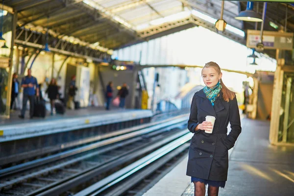 Mulher bonita esperando por um trem no subsolo parisiense — Fotografia de Stock