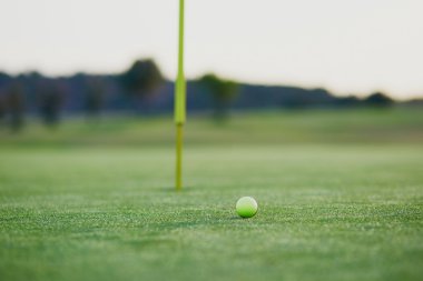 Yeşil Topta Golf Topu