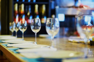 Masada şarap kadehleri var.