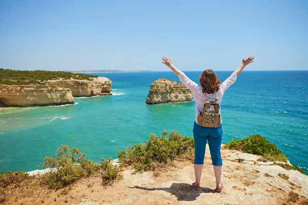 Turista disfrutando de paisaje en Algarve, Portugal — Foto de Stock