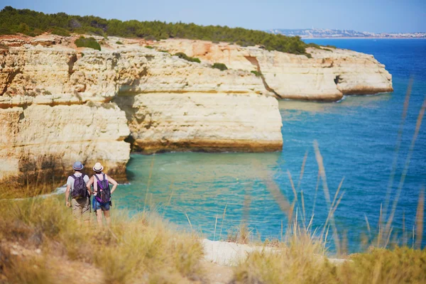 Ζευγάρι τουριστών στο Algarve, Πορτογαλία — Φωτογραφία Αρχείου