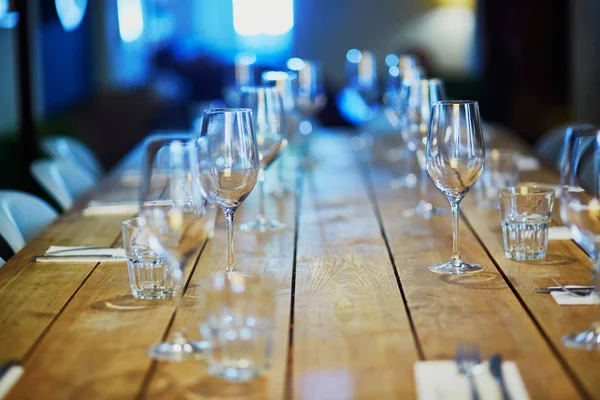 Linha de copos de vinho na mesa — Fotografia de Stock