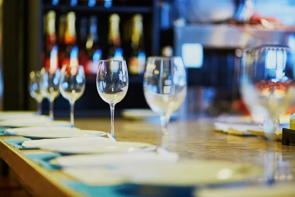 Fila de copas de vino en la mesa — Foto de Stock