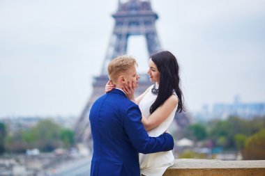 Romantik Çift Paris'te Eyfel Kulesinin yakınında