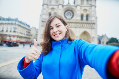 Paris, güzel genç turist komik selfie yapma
