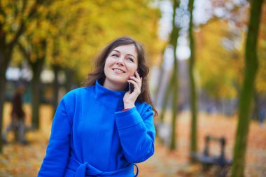 Bir sonbahar günü Paris'te güzel genç turizm