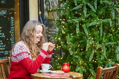 Paris bir sokakta genç kadın Noel için dekore edilmiştir.