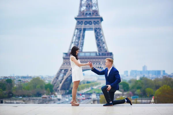 Engajamento romântico em Paris — Fotografia de Stock