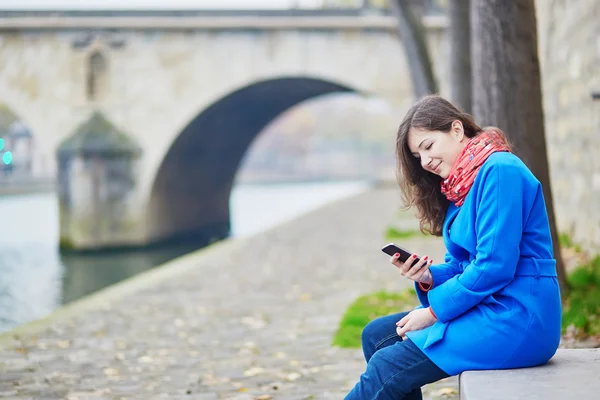 Bir Güz veya bahar günü Paris'te güzel genç turizm — Stok fotoğraf