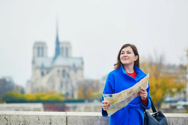 가 날에 파리에서 아름 다운 젊은 관광 — 스톡 사진