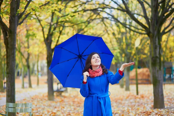 美丽的年轻女子，用蓝色的伞 — 图库照片