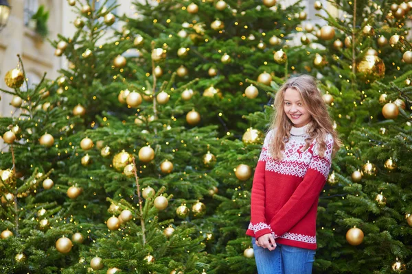 Giovane donna su una strada di Parigi decorata per Natale — Foto Stock