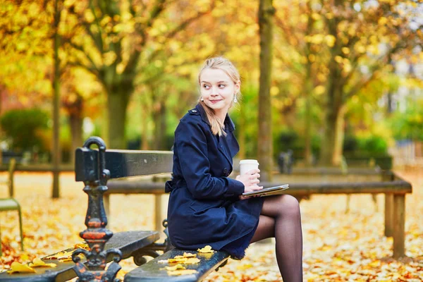 Mujer joven en el jardín luxemburgués de París en un día de otoño —  Fotos de Stock