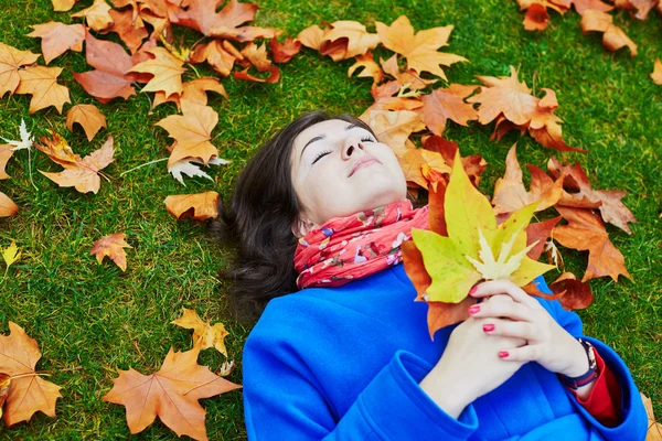 Bella giovane turista a Parigi in un giorno d'autunno — Foto Stock