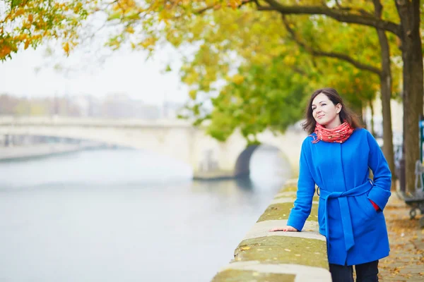 Beautiful young tourist in Paris on a fall day — Stock Photo, Image