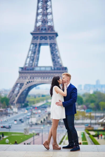 Romantyczna para w Paryżu, w pobliżu Wieży Eiffla — Zdjęcie stockowe