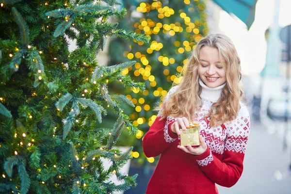 Ung kvinna på en gata i Paris inredda till jul — Stockfoto