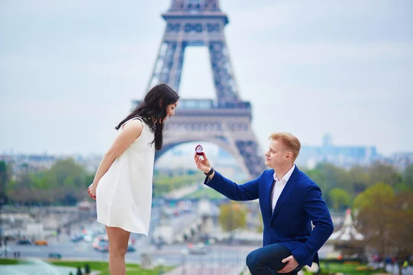 Engagement romantique à Paris — Photo